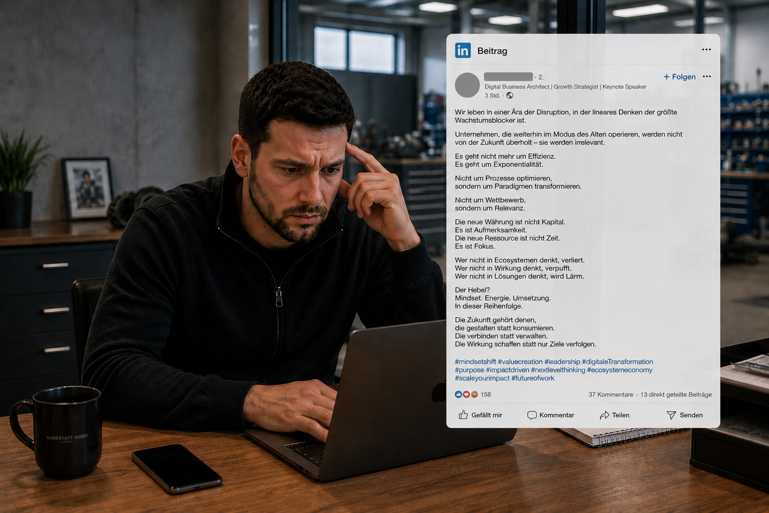 Werkstattinhaber liest verwirrt eine LinkedIn-Nachricht am Laptop – umgeben von konkreten Werkzeug und Ersatzteilen