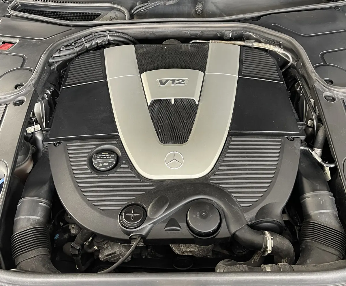 Freigelegter Zwölfzylinder-Motorraum mit V12-Schriftzug