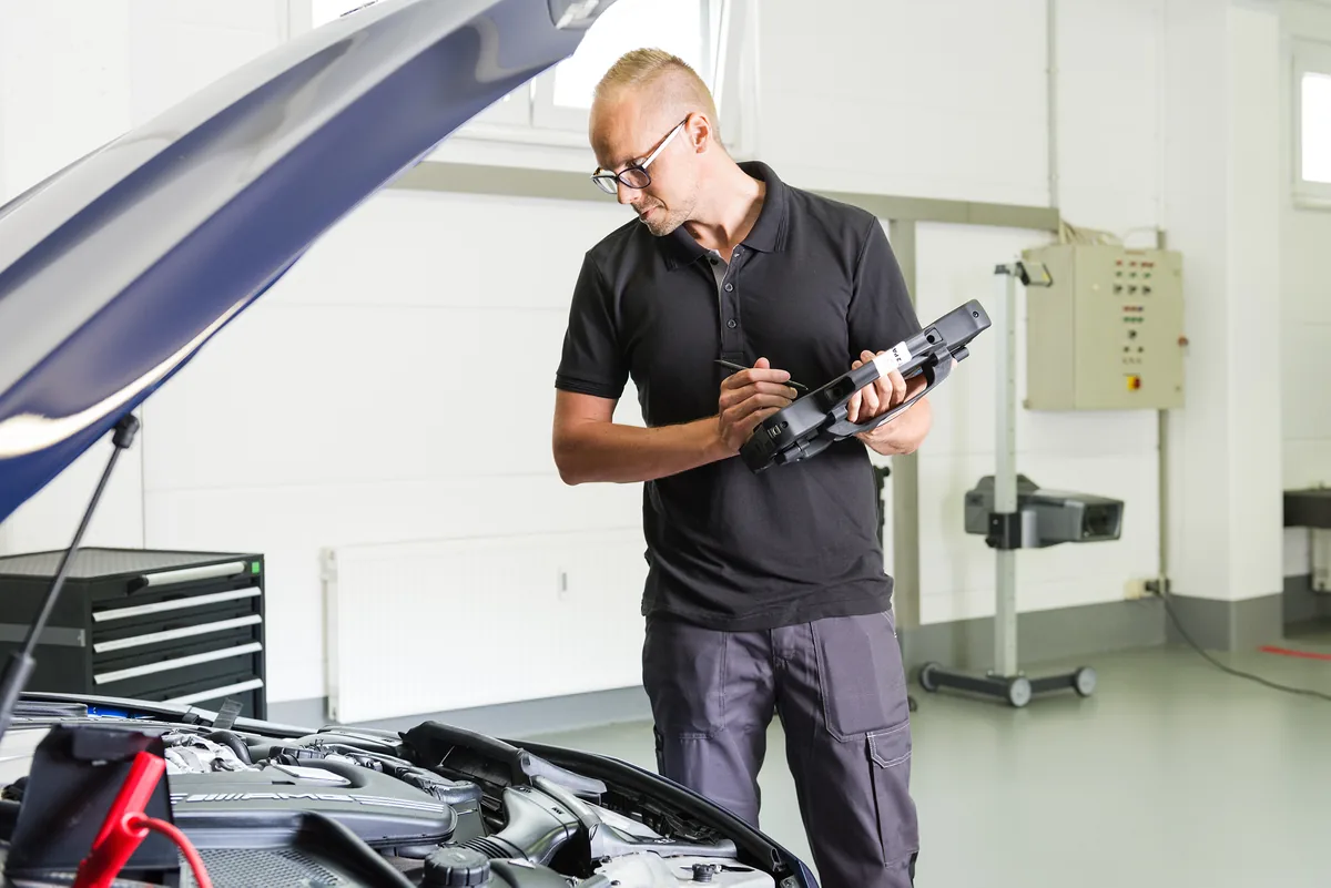 Markus Mangold in der Werkstatt